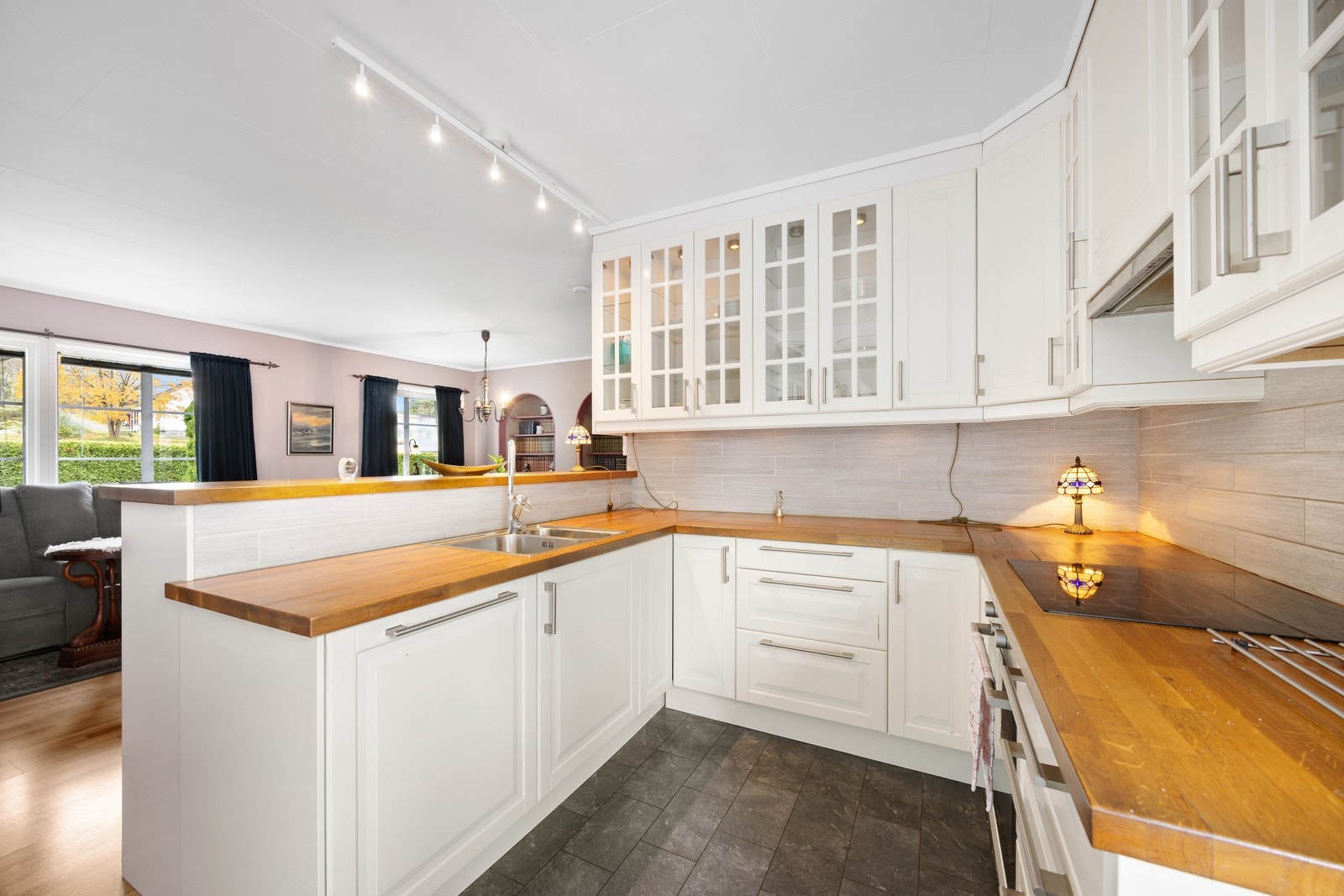 Lyst og trivelig kjøkken med åpen løsning Galleribilde