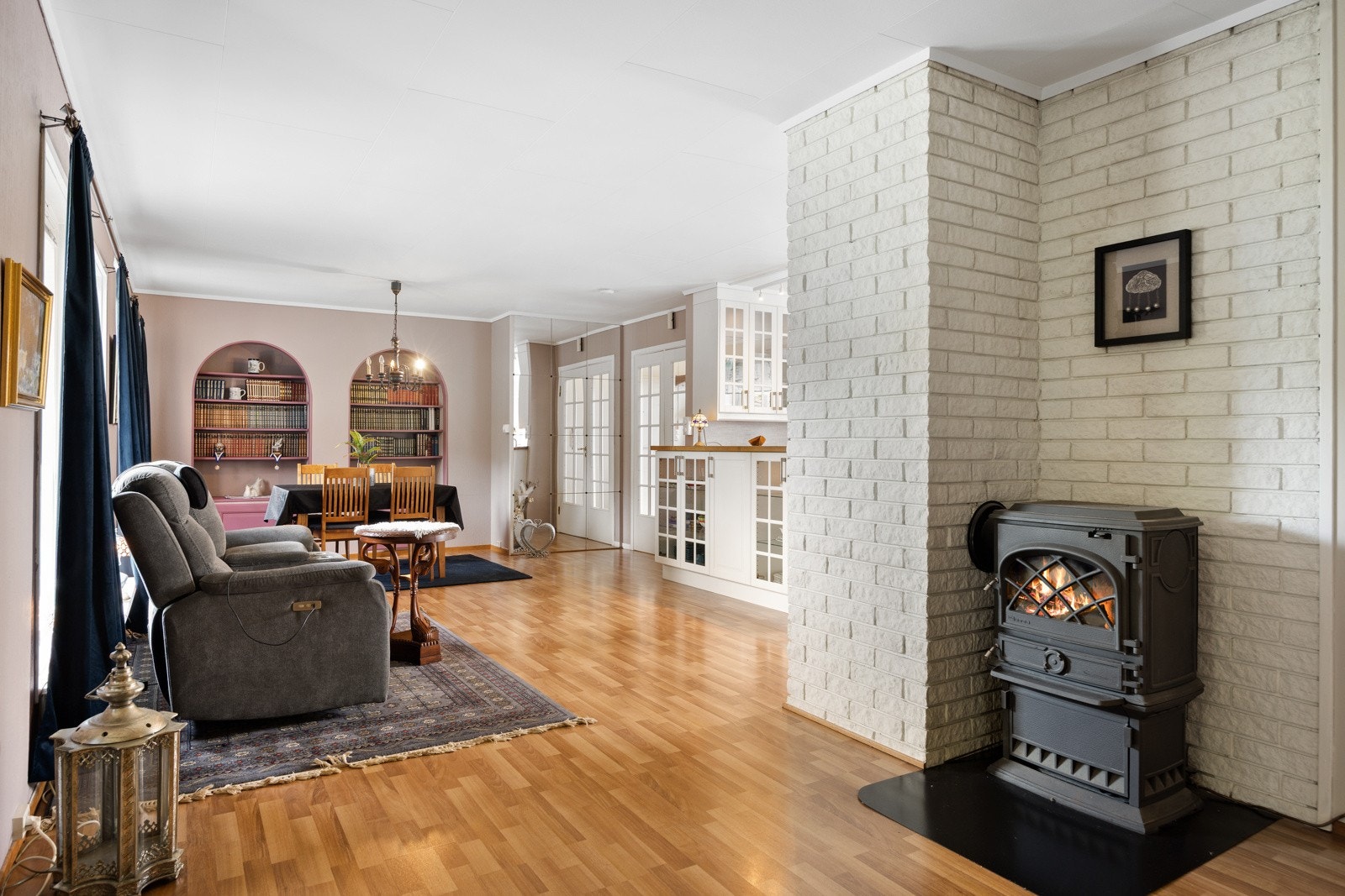 Det er montert pen peisovn i stue for kalde dager Galleribilde