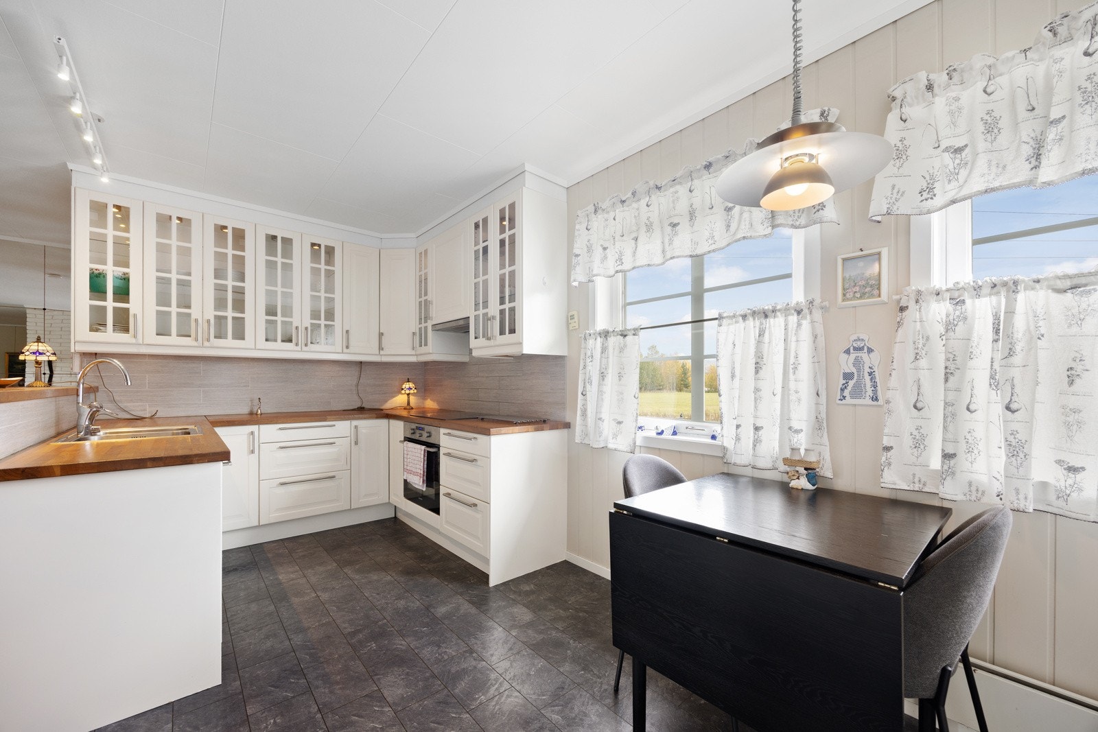 Det er plass til kjøkkenbord ved vindu Galleribilde