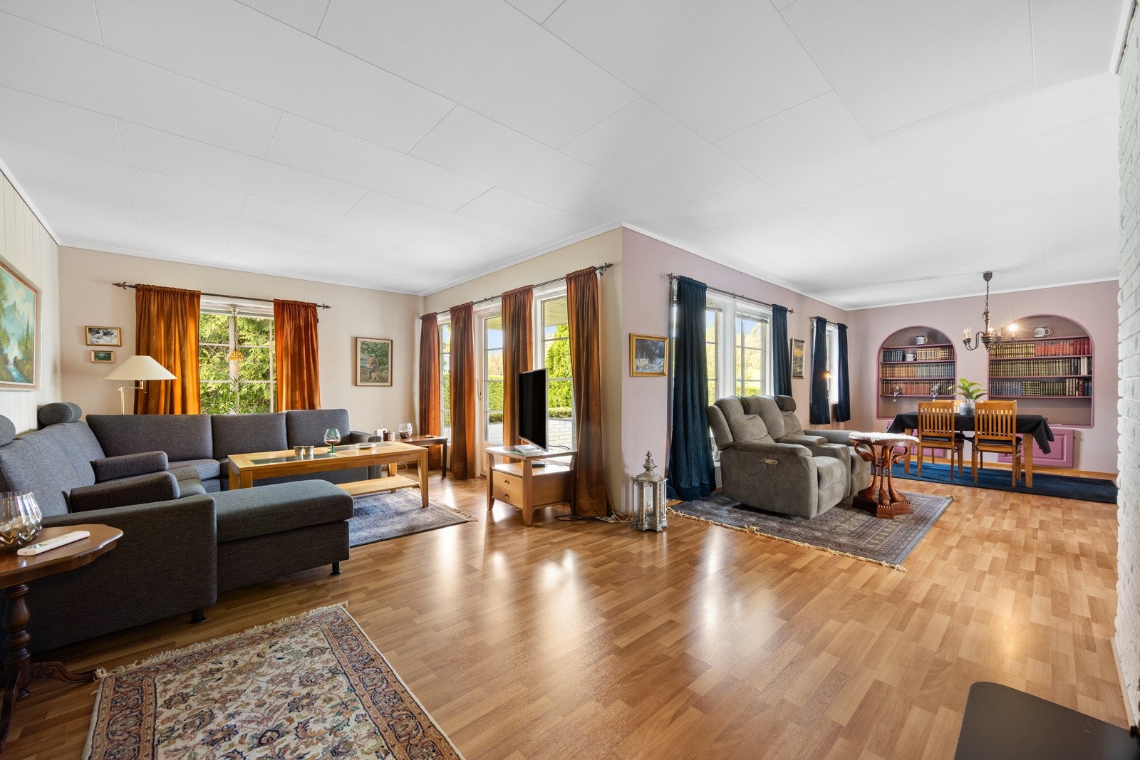 Romslig og solrik vinkelstue Galleribilde