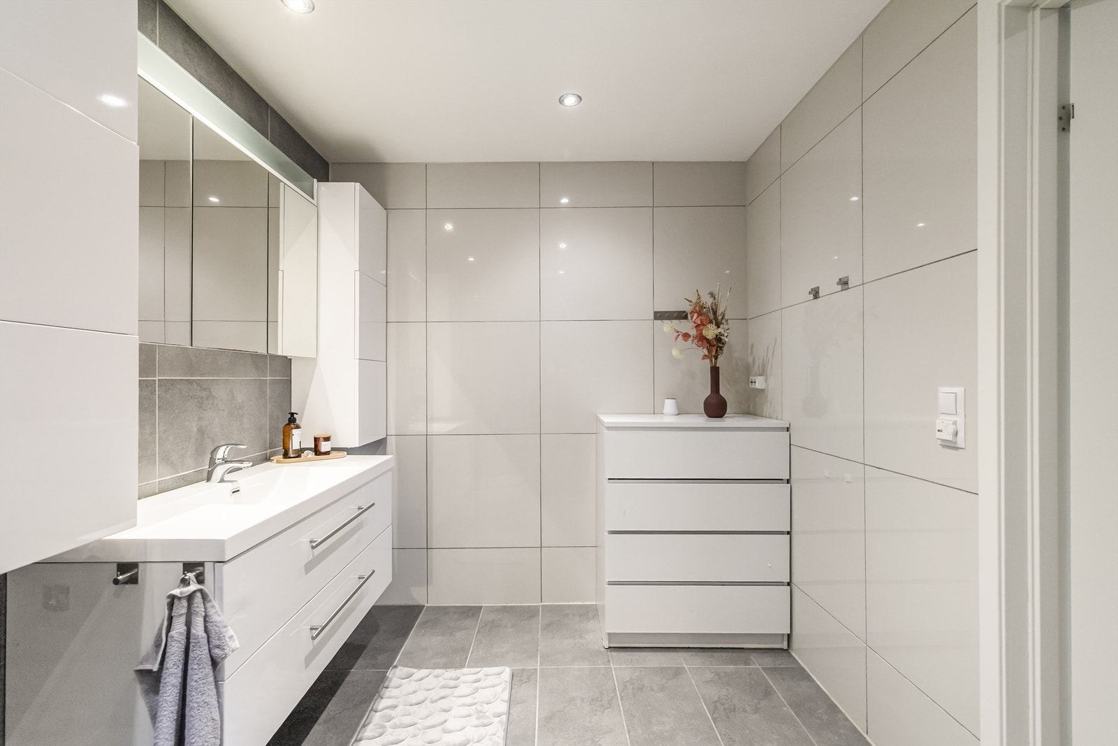 Godt med plass på badet til ekstra lagring Galleribilde