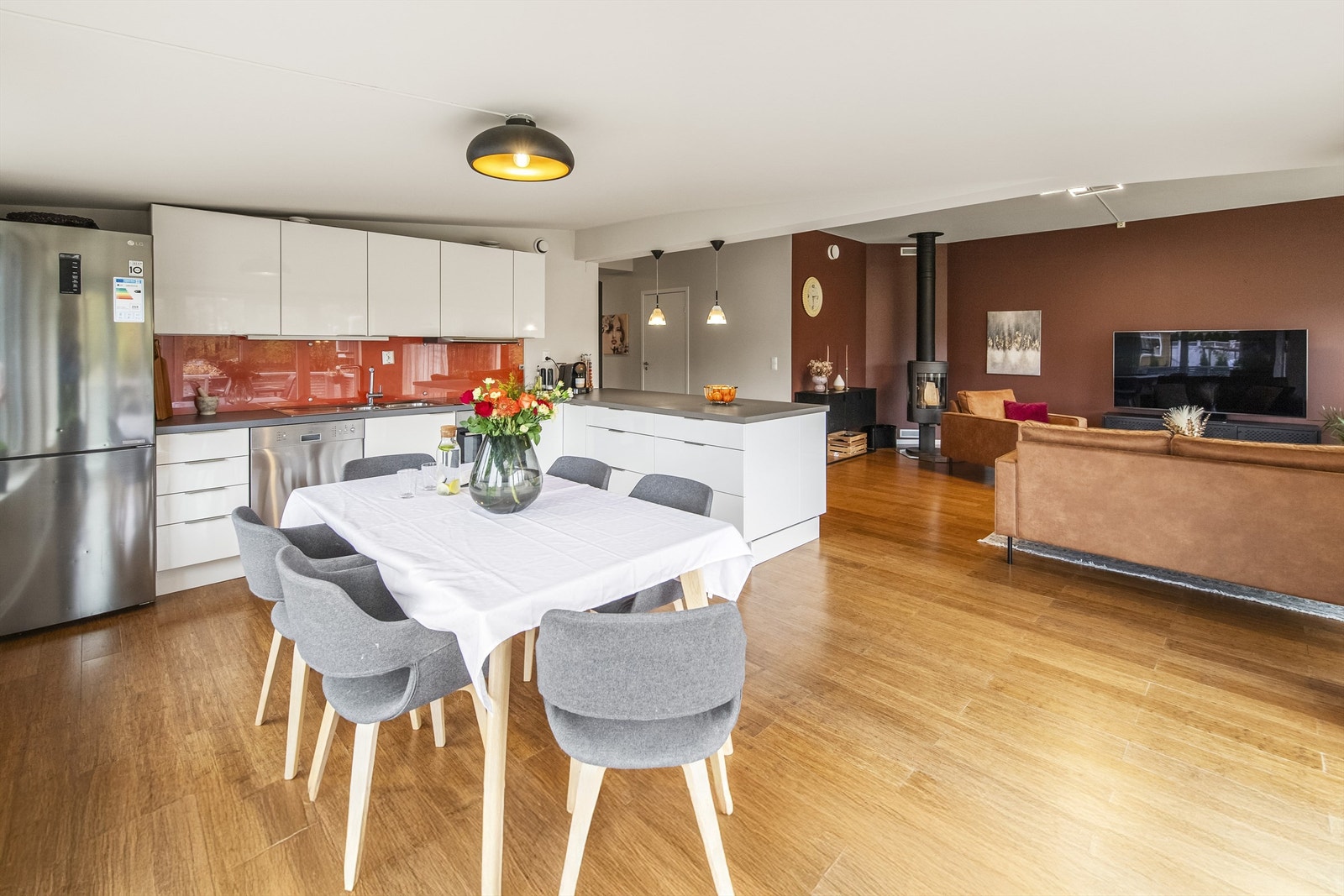 God plass til spisebord til hele familien Galleribilde
