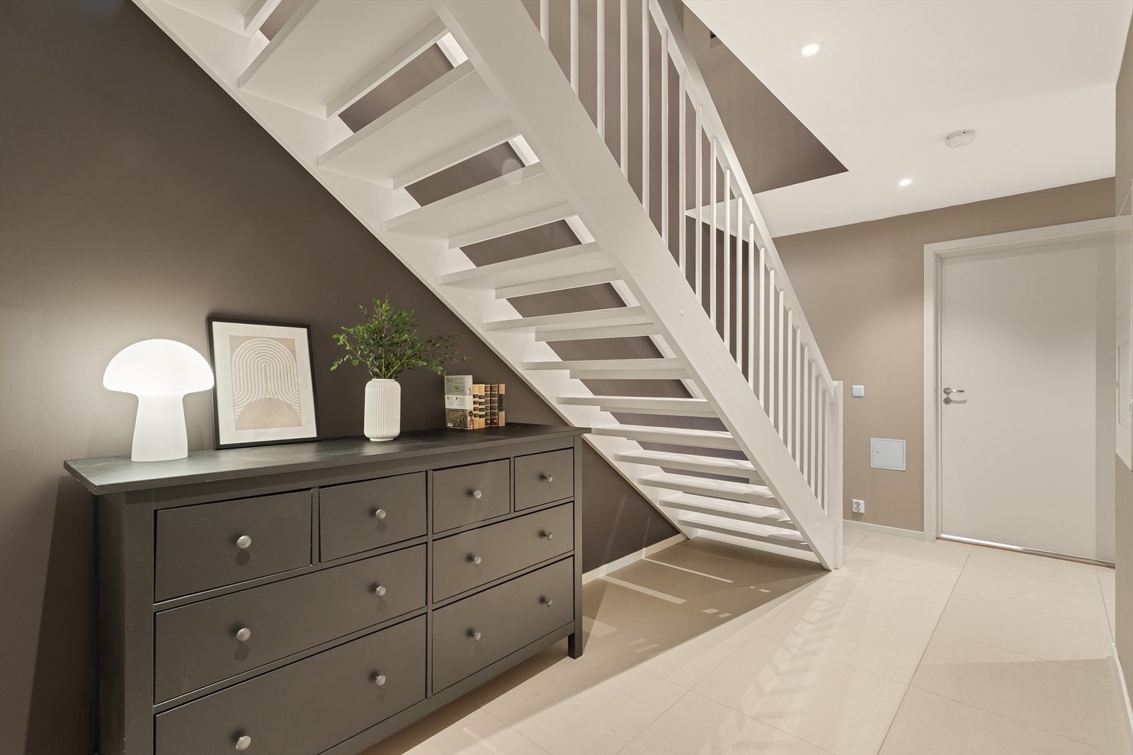 - I boligens 1. etasje finner vi entré/gang/trapperom, bad og 3 soverom - Galleribilde