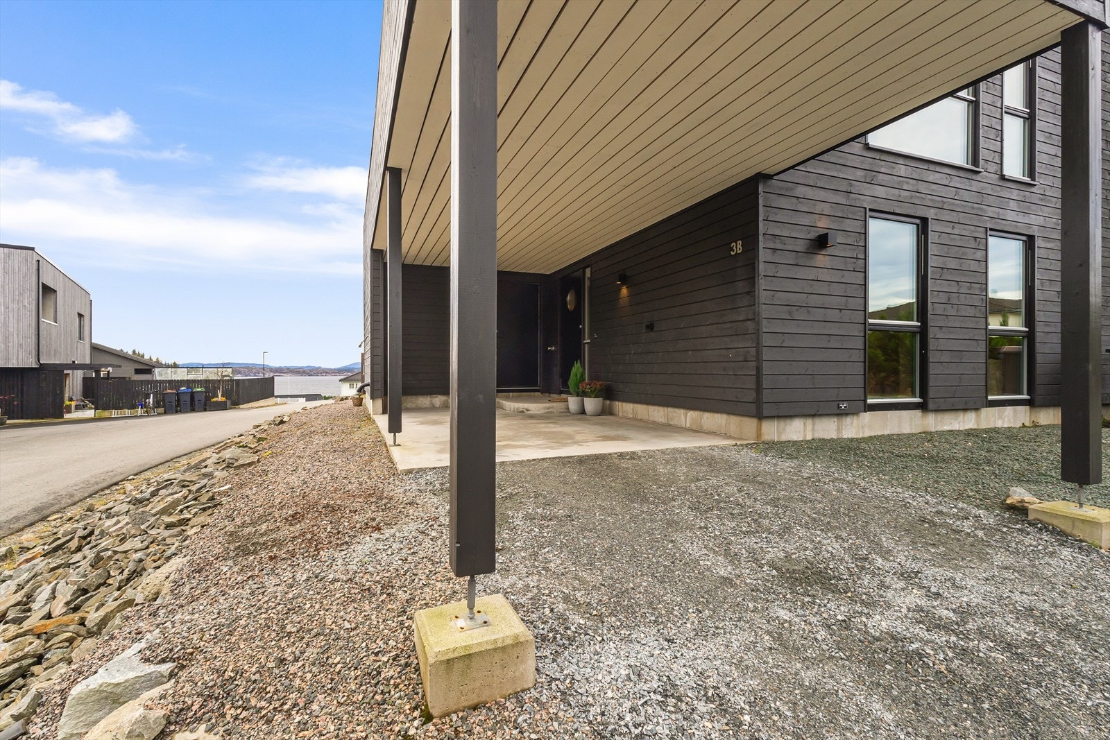 - Gode parkeringsmuligheter i carport og på biloppstillingsplass. Her har du også gode muligheter til å installere elbil-lader - Galleribilde