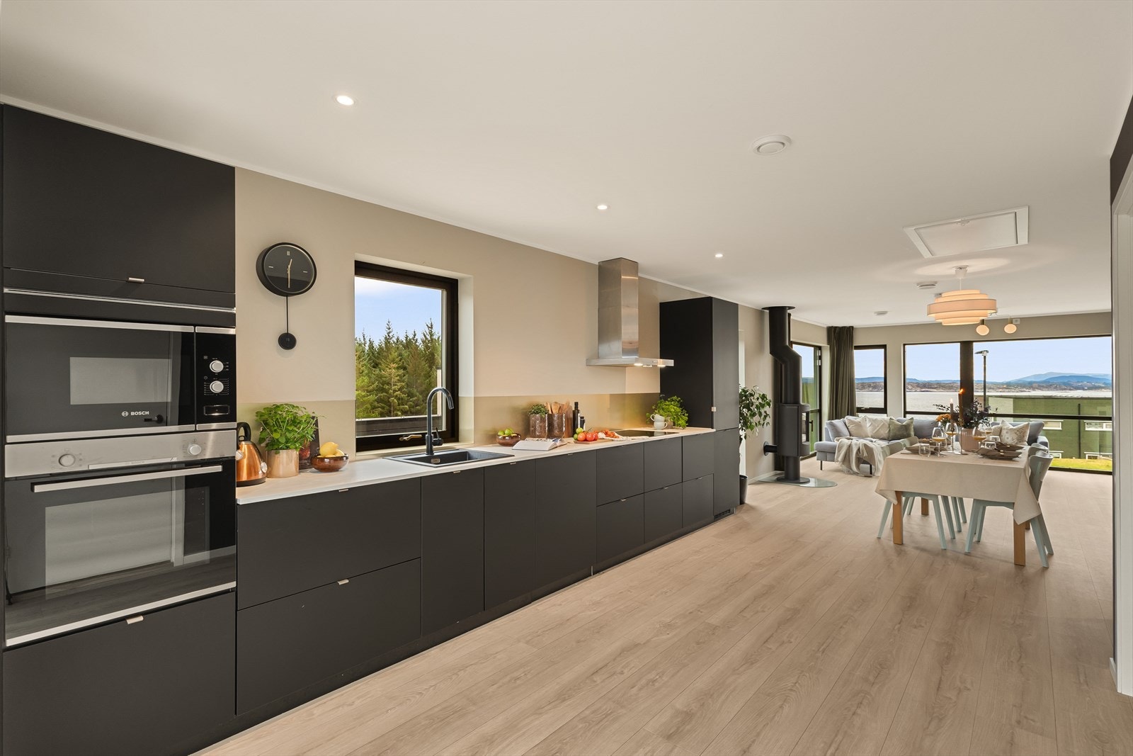 - Med åpen løsning oppleves hele rommet som en sosial sone, hvor du kan holde dialogen gående mens du disker opp til deilig middag - Galleribilde