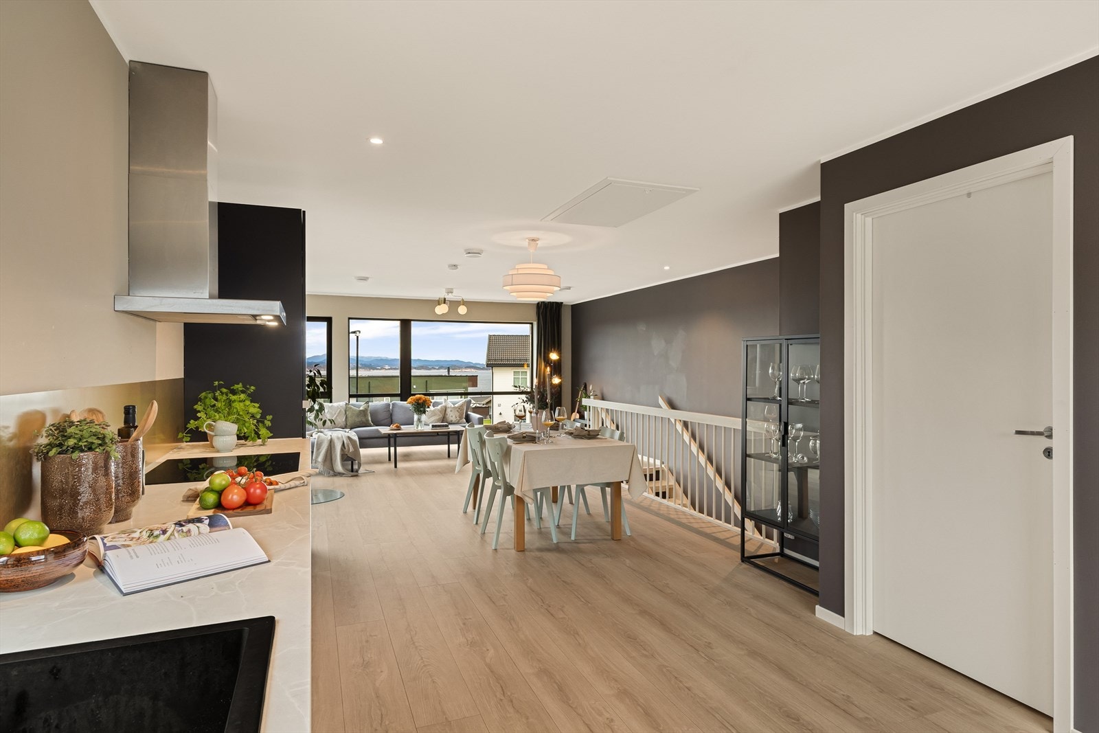 - Gjennomgående lik lamipå gulv sørger for et flott helhetsinntrykk og en rød tråd gjennom boligen - Galleribilde