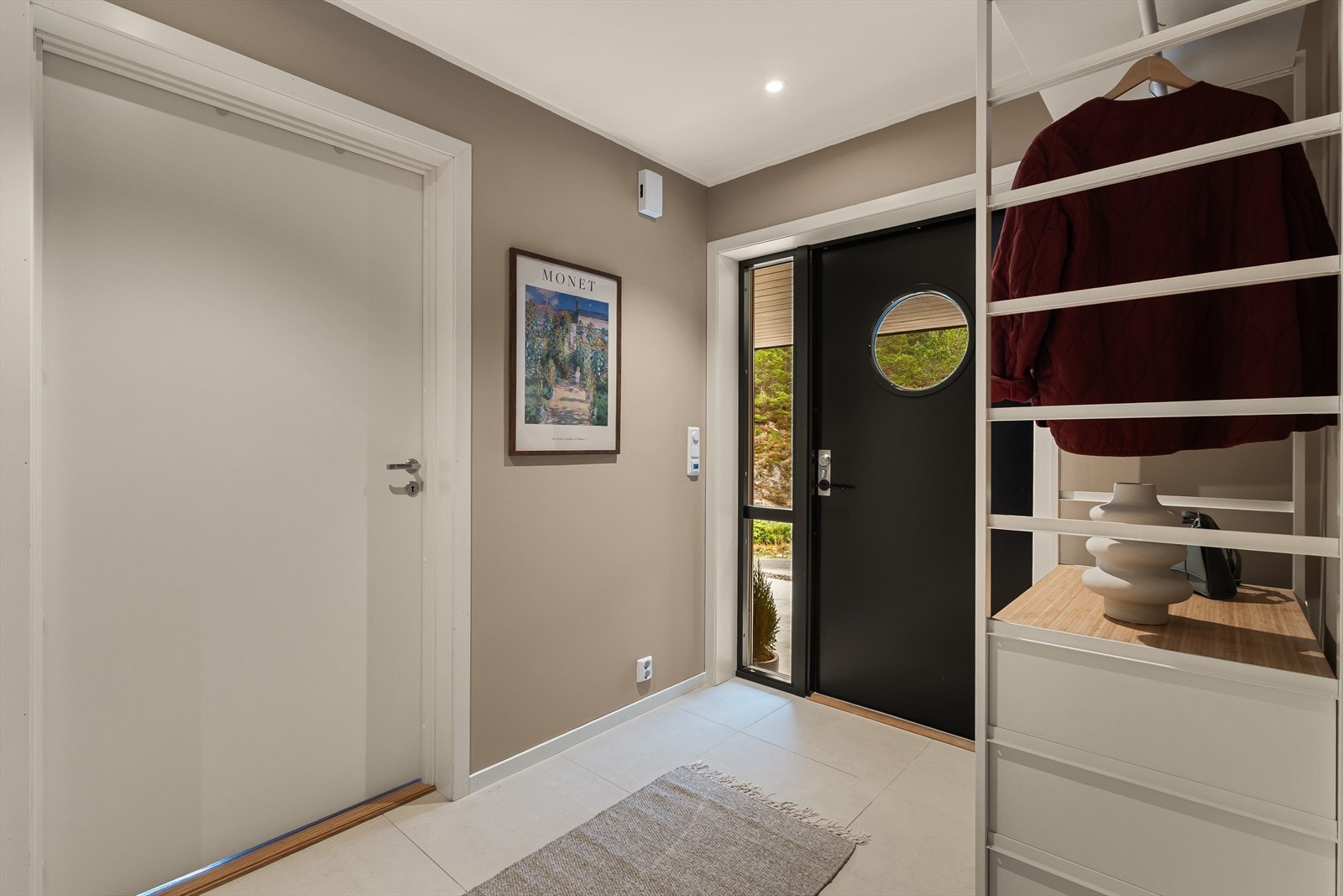 - Her har du god plass til å henge fra deg yttertøy - Galleribilde