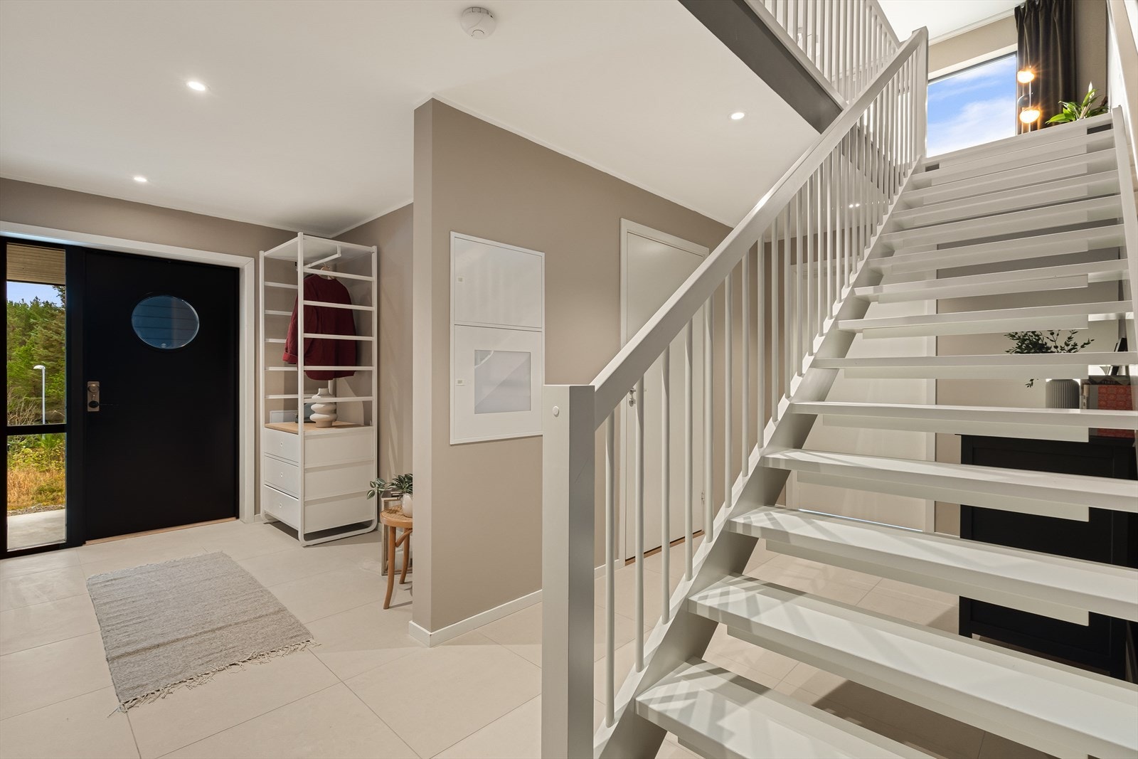 - Gangen er lys og innbydende og gir et godt førsteinntrykk av boligen - Galleribilde