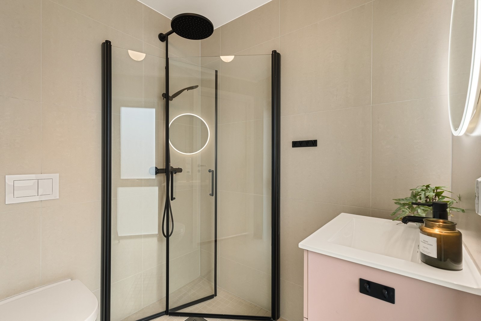 - Badet måler 3 m² og inneholder servant m/møblement/speil og belysning, vegghengt toalett og innfelbart dusjhjørne - Galleribilde