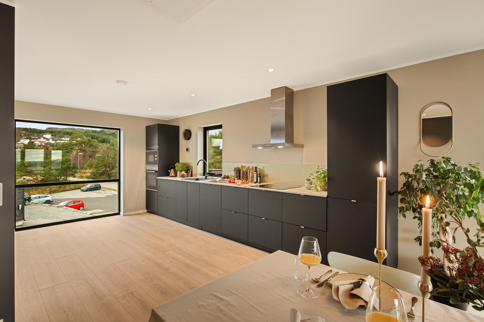 - Den åpne stue/kjøkkenløsningen måler hele 47,3 m² - Galleribilde