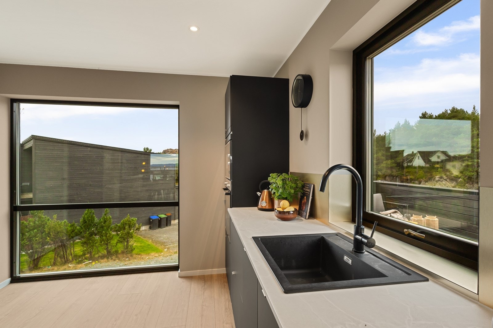 - Ny kjøper får gleden av integrert stekeovn, platetopp m/induksjon, oppvaskmaskin og kjøleskap/frys - Galleribilde