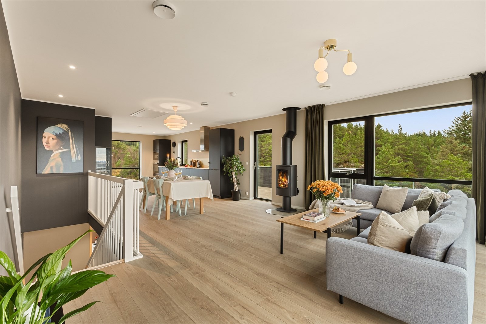 - Stuen fremstår som lys og luftig med flere store vinduer som åpner rommet og sørger for godt med lysinnslipp - Galleribilde