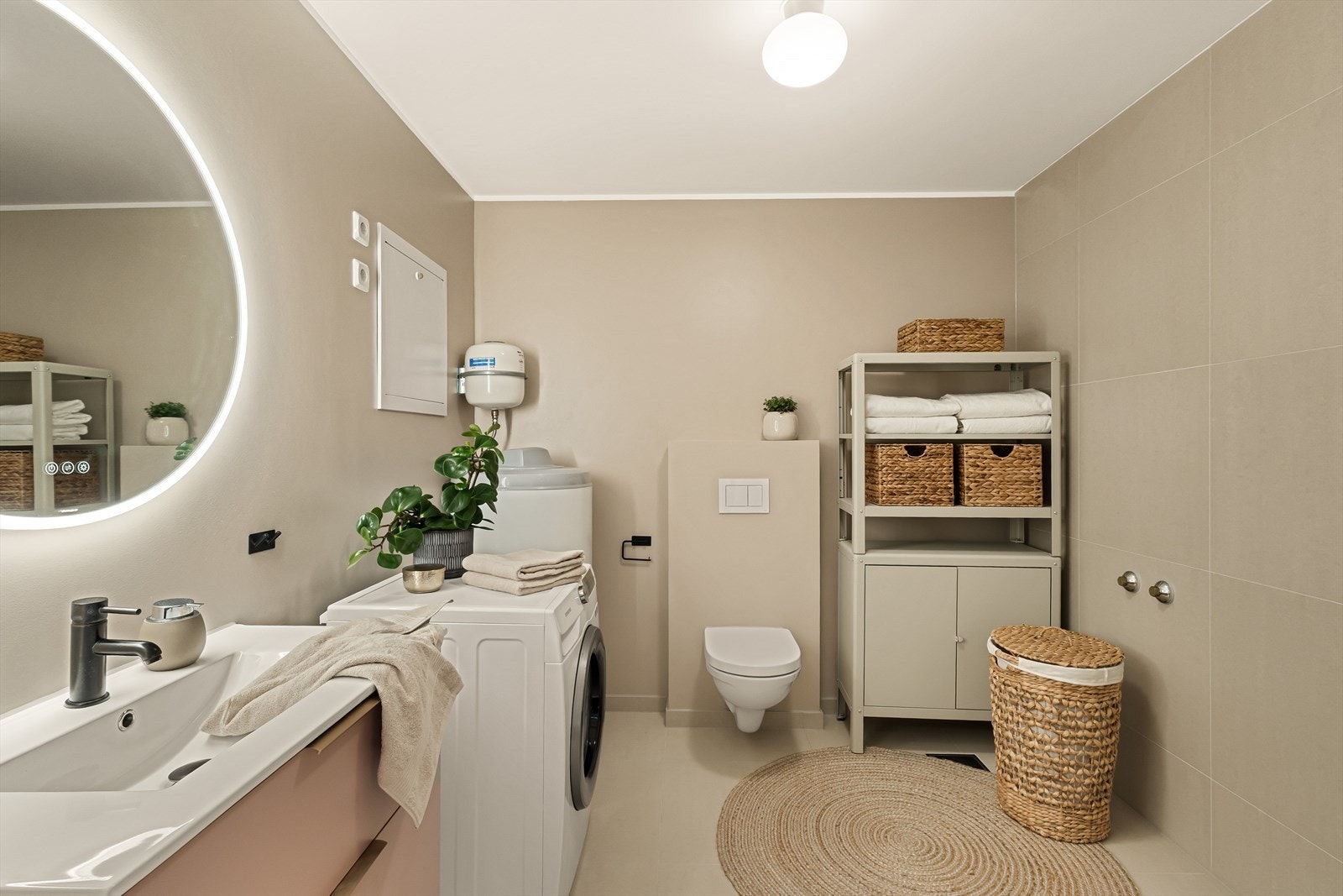 - Badet måler 6,4 m² og har behagelig gulvvarme - Galleribilde