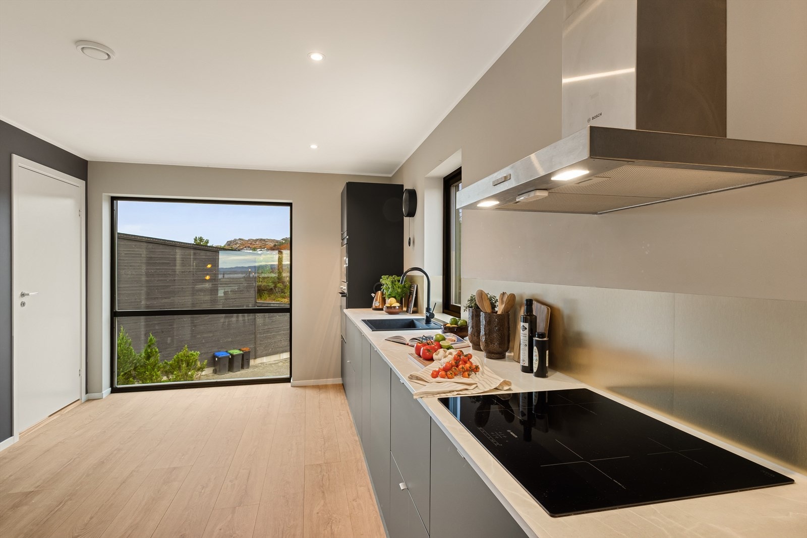 - Kjøkkenet har Kvik kjøkkeninnredning med slette fronter og benkeplate av laminat - Galleribilde