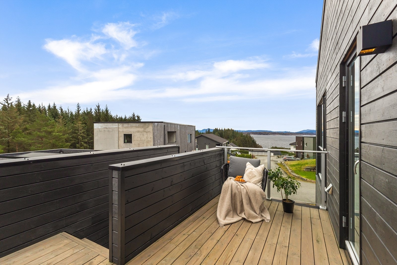 - Boligen byr på nydelige kvaliteter som solrik terrasse på 29 m² og sjøutsikt - Galleribilde