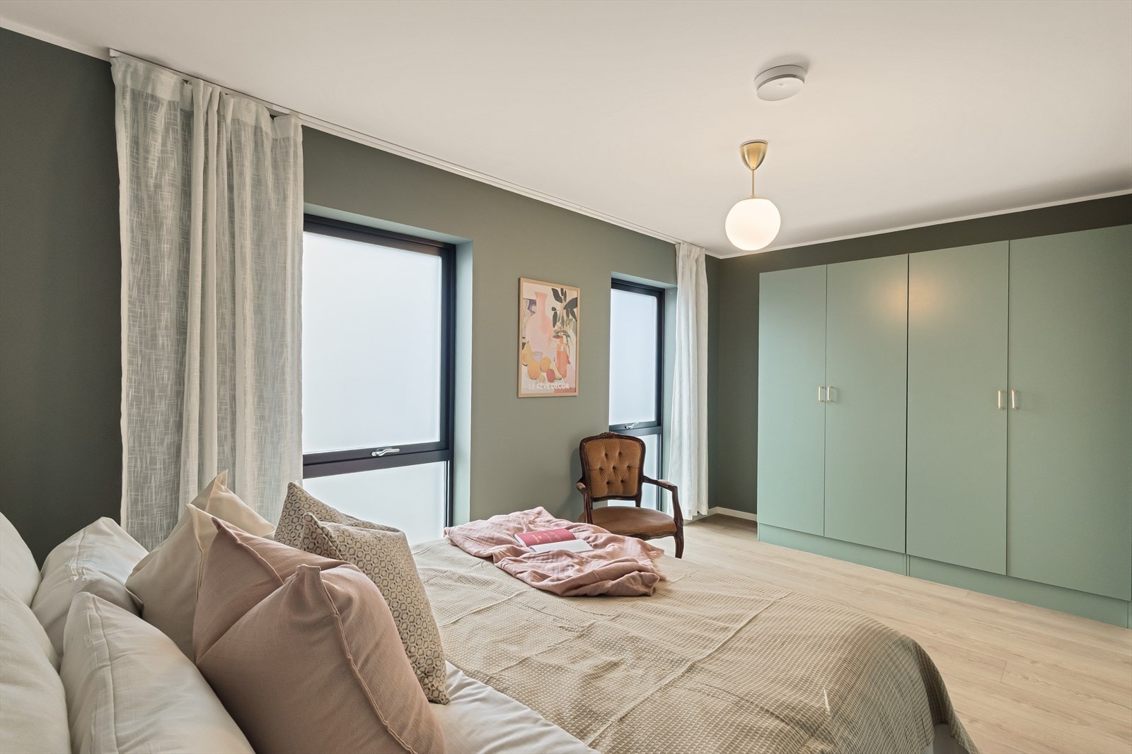 - Merk praktisk garderobeløsning som medfølger helt kostnadsfritt - Galleribilde