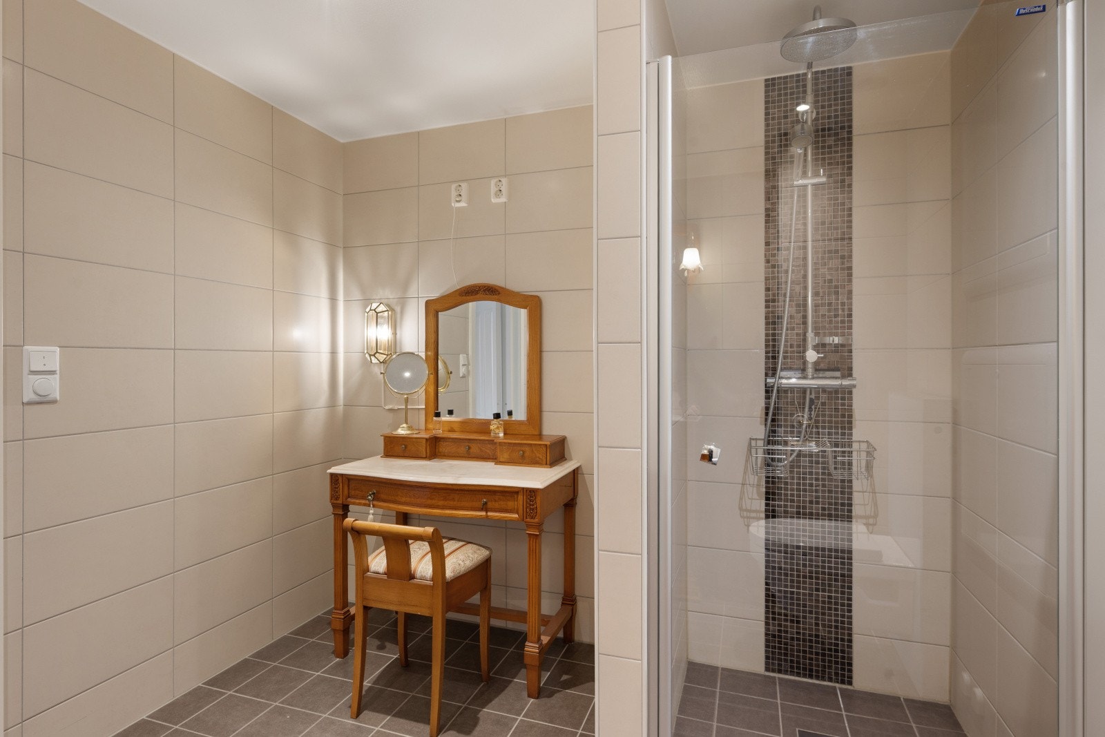 Det er vannbåren gulvvarme og balansert ventilasjon på badet. Galleribilde