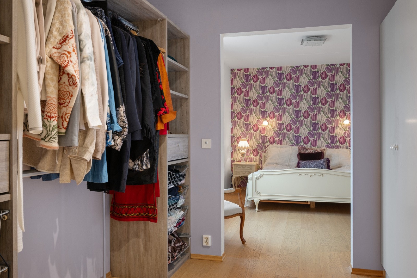 Garderoberommet er utstyrt med åpen garderobeløsning og garderobeskap som medfølger. Galleribilde