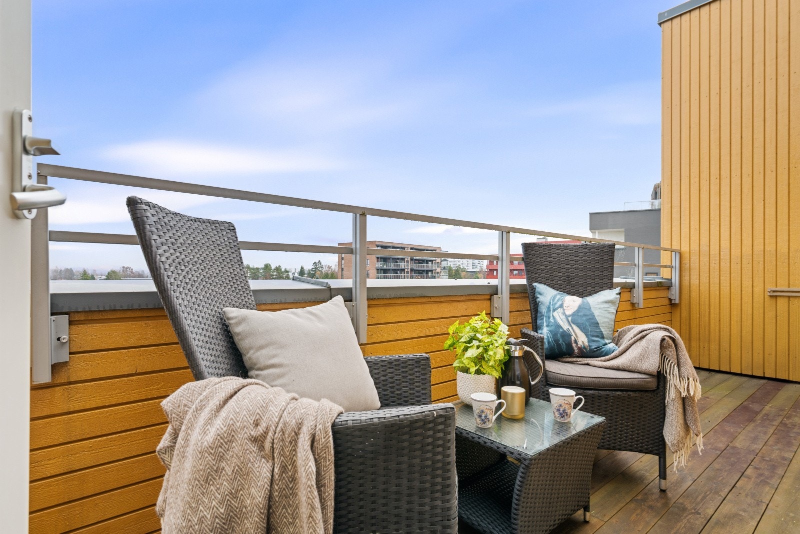 Fra det 3. soverommet er det utgang til 10 m² stor terrasse mot øst. Her er det fin morgensol. Galleribilde