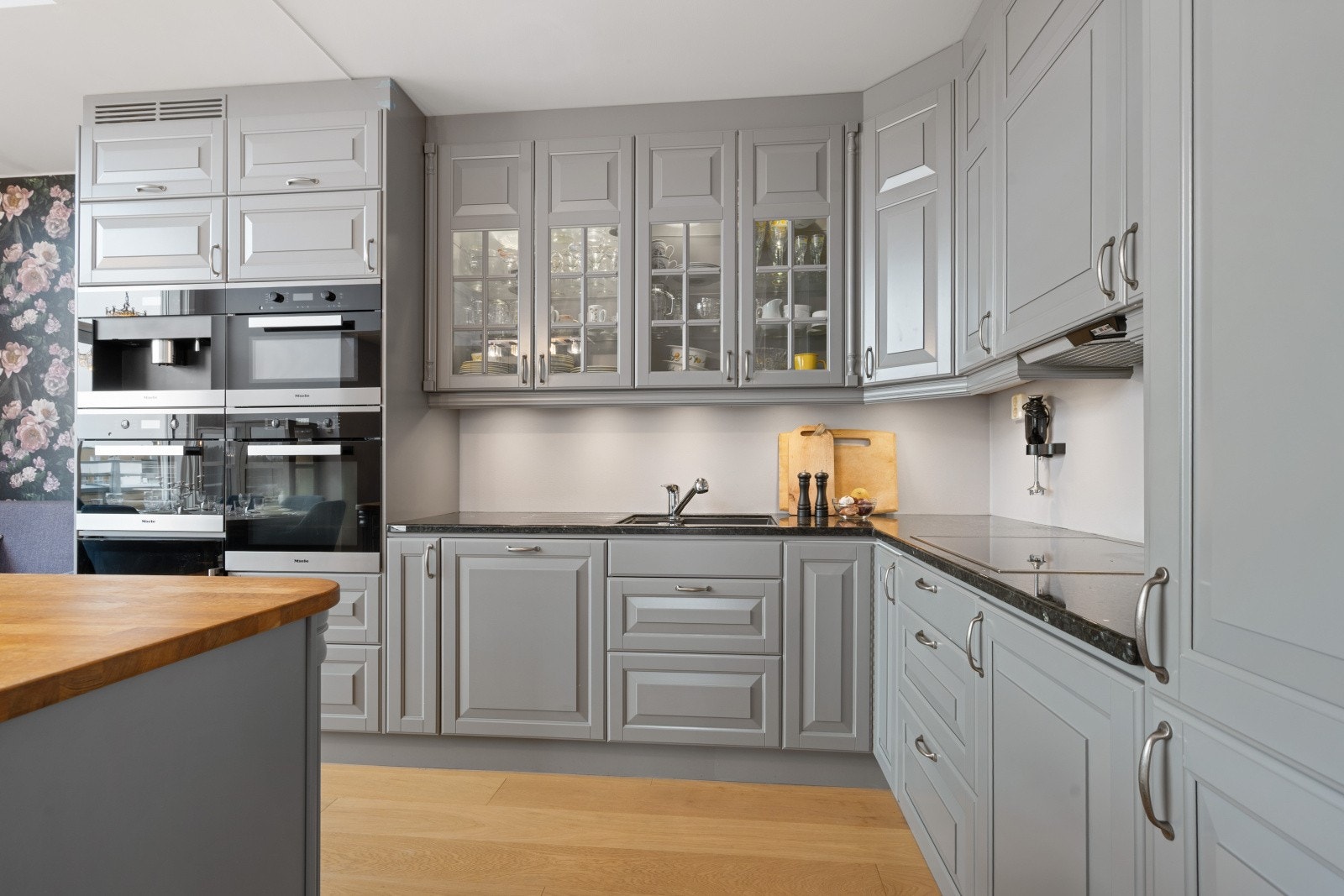 Hvitevarer som kjøleskap med fryser, oppvaskmaskin, kaffemaskin, stekeovn, mikrobølgeovn og dampovn er integrert og alle medfølger. Galleribilde