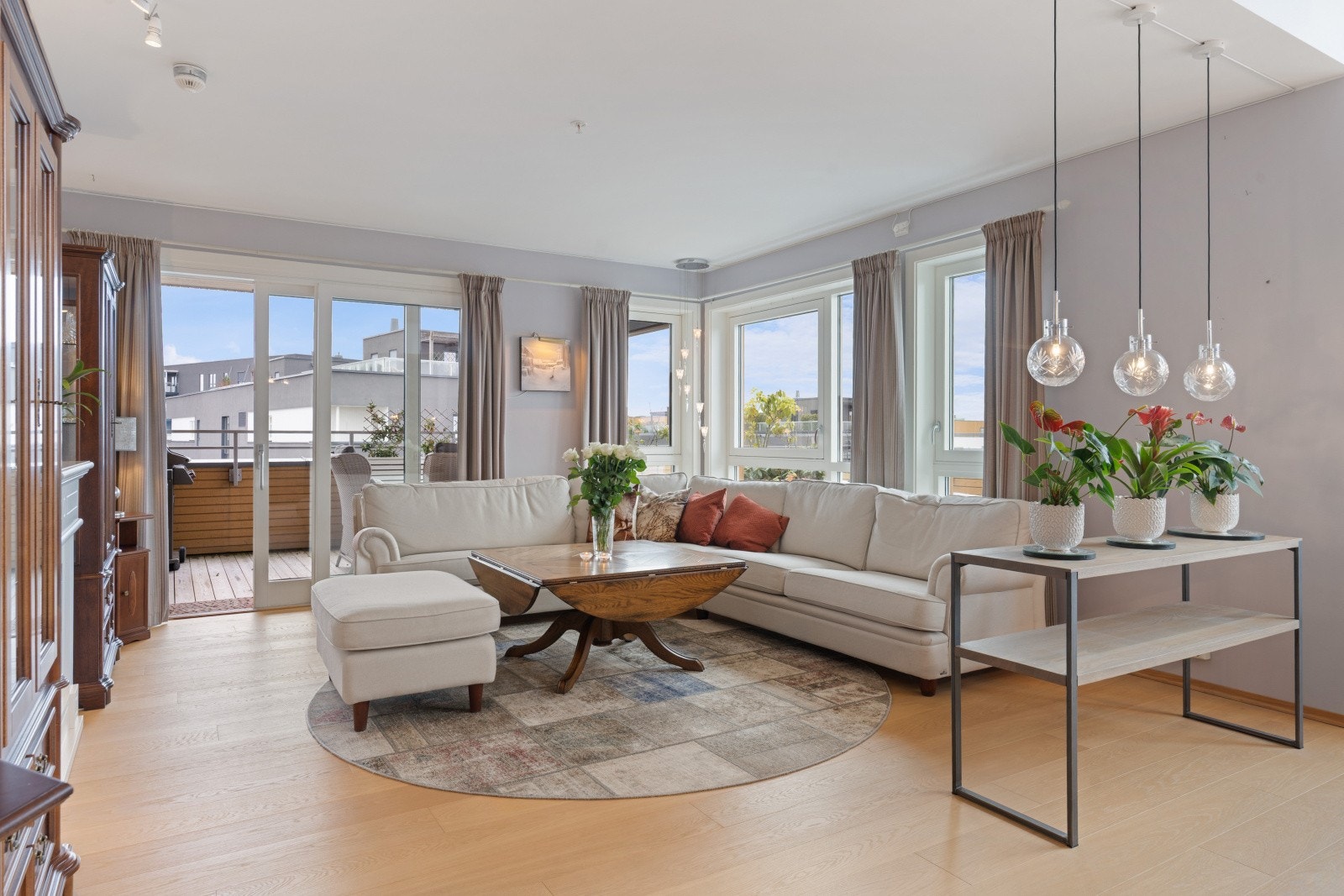 Stuedelen er også romslig og får inn mye naturlig lys fra de store vinduene og terrassedørene. Galleribilde