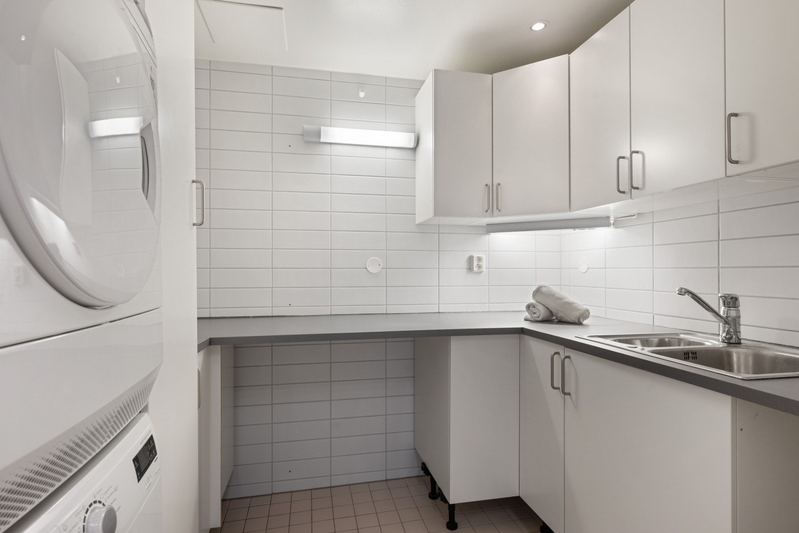 Praktisk vaskerom er i tidligere bad. Flislagt rom med gulvvarme. Det er innredet med skap og benker med nedfelt dobbel stålkum med ett-greps blandebatteri, og det er opplegg for vaskemaskin. Galleribilde