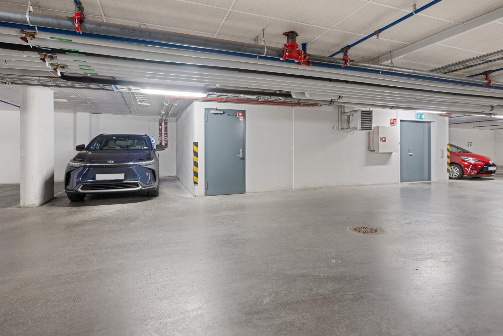 Det medfølger garasjeplass nr. 37 i felles garasjeanlegg. Det er heis fra leilighetsplan og ned til kjelleren. Det er også sportsbod i kjelleren. Galleribilde