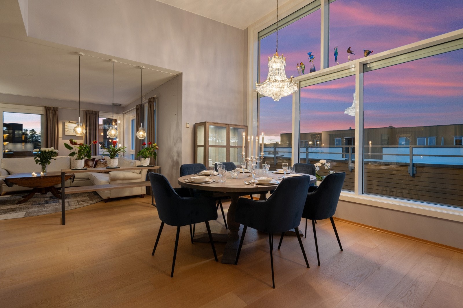 Leilighetens midtpunkt er det store oppholdsrommet på 52m² med stue, spisestue og kvalitetskjøkken i åpen løsning. Galleribilde