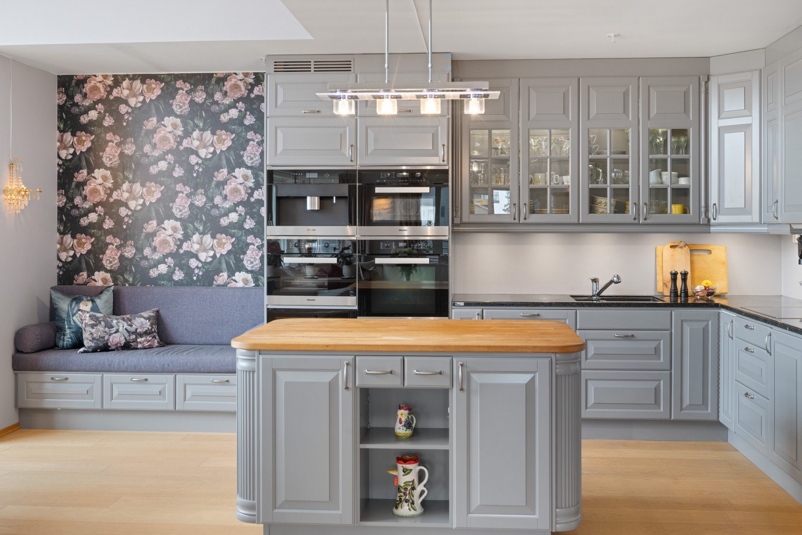 Det er også integrert sittebenk med skuffer under som en forlengelse av kjøkkeninnredningen. Galleribilde