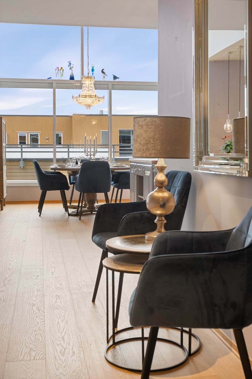 Det er plass til kafebord og lesekrok i gangen mot kjøkkenet. Galleribilde