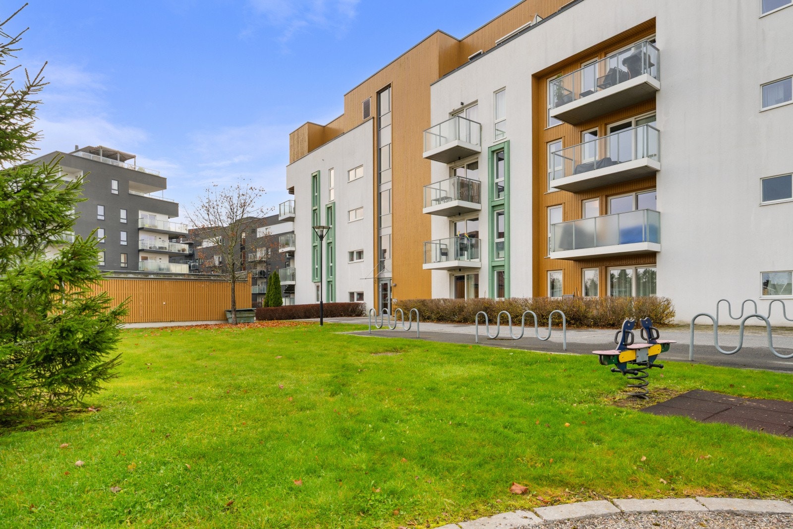 Fellesarealet er velstelt, og pent opparbeidet med plenareal, lekeplass, hekker og diverse beplantning. Galleribilde