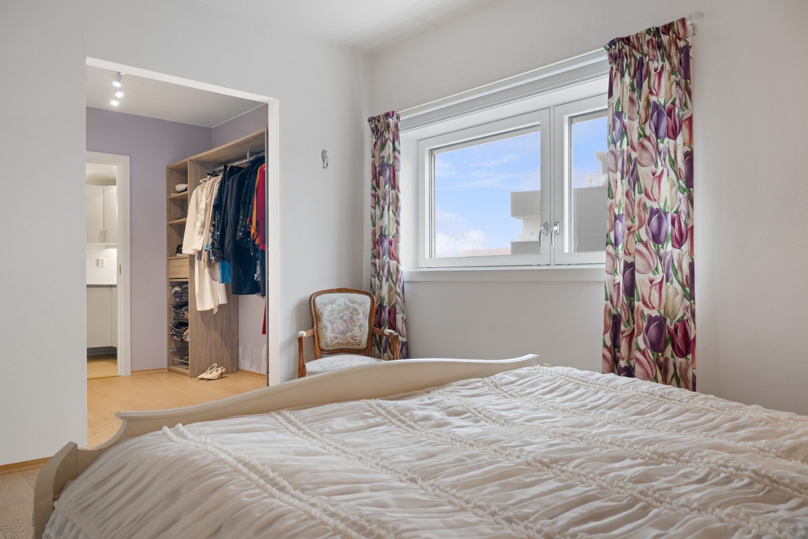 Hovedsoverom med garderoberom og direkte tilgang til vaskerommet. Galleribilde