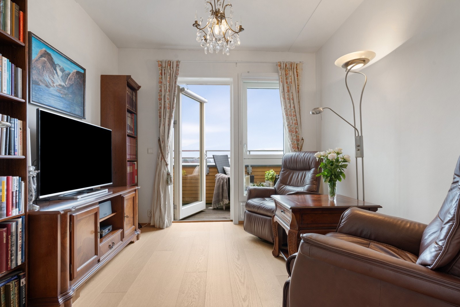 Det 3. soverommet (er benyttet som TV-stue). Her er det utgang til 10 m² stor balkong mot øst. Her er det fin morgensol. Galleribilde