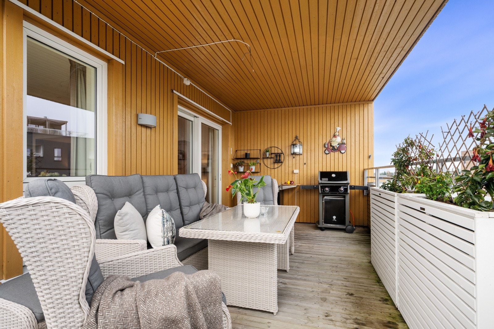 Her er det strømuttak og utebelysning. Den overbygde delen av terrassen gir god skygge på de varmeste dagene. Galleribilde