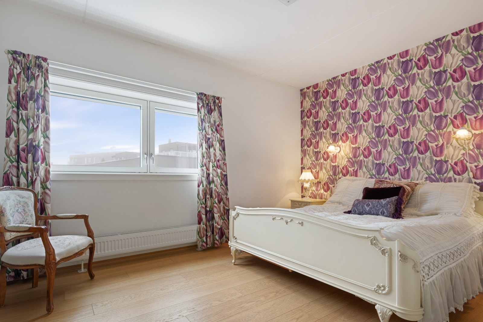 Hovedsoverommet er av god størrelse og har direkte adkomst til et romslig garderoberom. Galleribilde