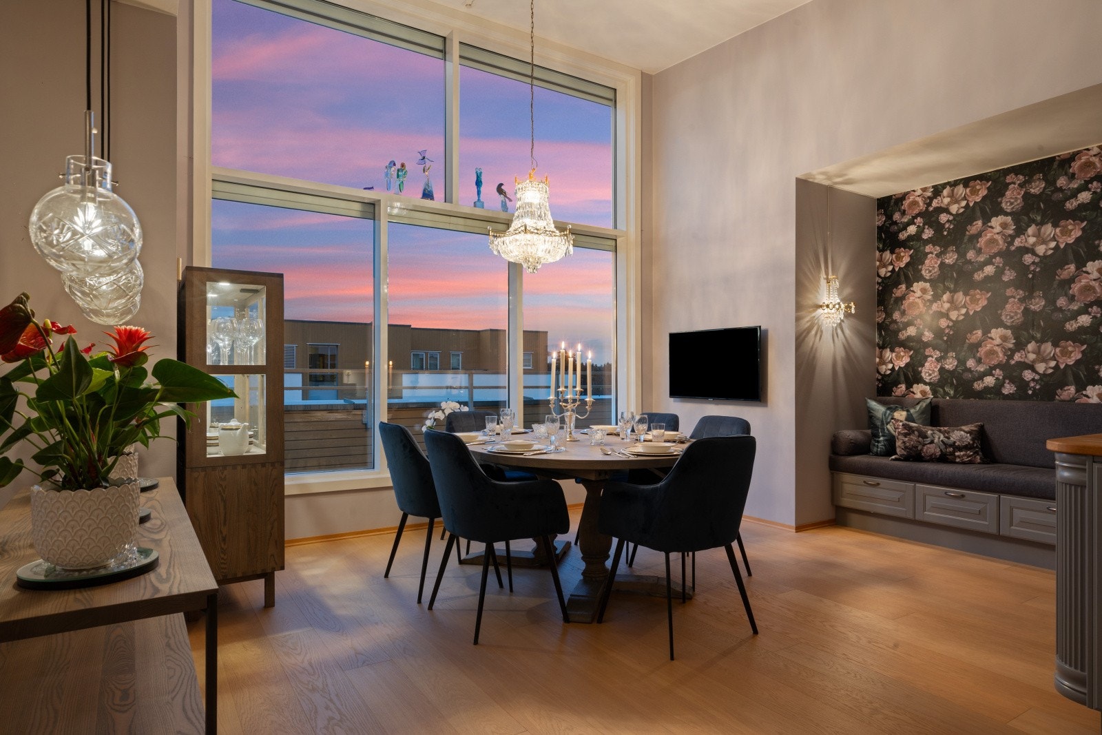 Kveldsstemning i spisestuen. Galleribilde