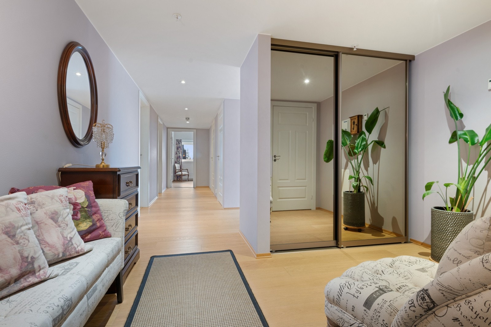 Man ønskes velkommen inn i en romslig entré / gang. Her er det skyvedørsgarderobe som man kan henge fra seg yttertøyet i. Det er også god plass til sittegruppe og kommodeløsninger om det er ønskelig. Galleribilde