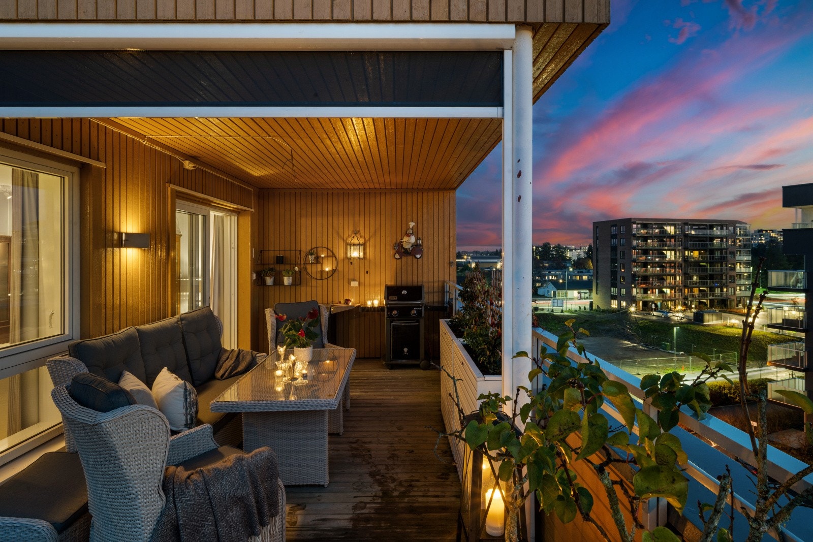 Fra stuen er det utgang til ca. 38 m² stor syd - og vestvendt vinkelterrasse. Deler av terrassen er overbygget. Galleribilde