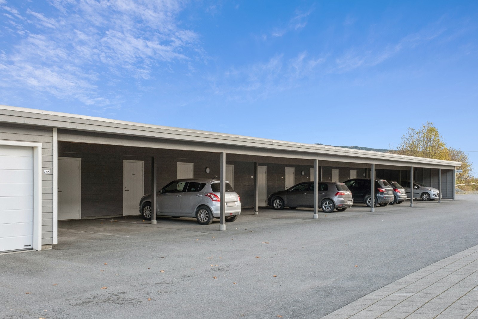 Med leiligheten medfølger det en carport med sportsbod. Galleribilde