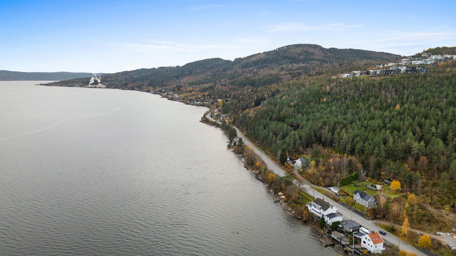 Tomten ligger nedenfor Kniveåsen med nærhet til gode turområder. Galleribilde