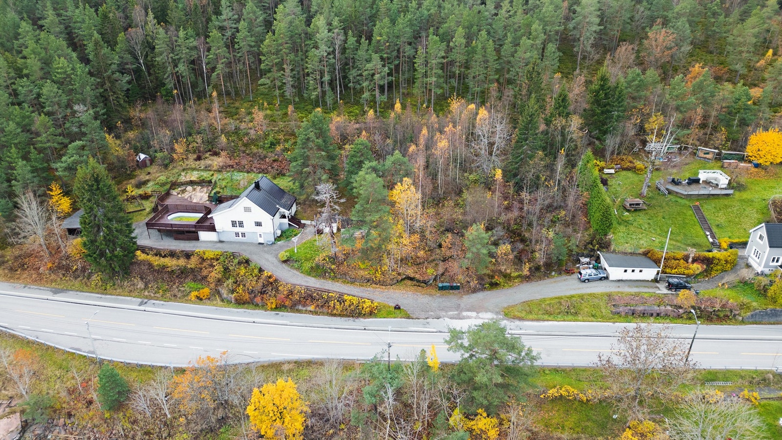 Tomtens beliggenhet er noe høyere enn Svelvikveien som skjermer mot støy. Galleribilde