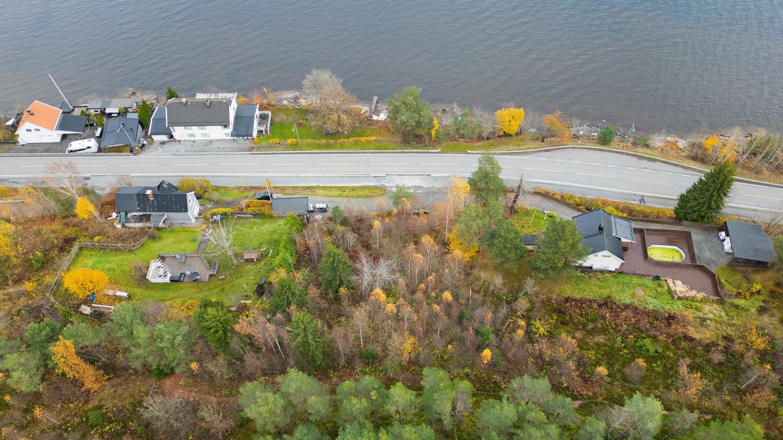 Tomten ligger fint til med nydelig fjordutsikt. Galleribilde