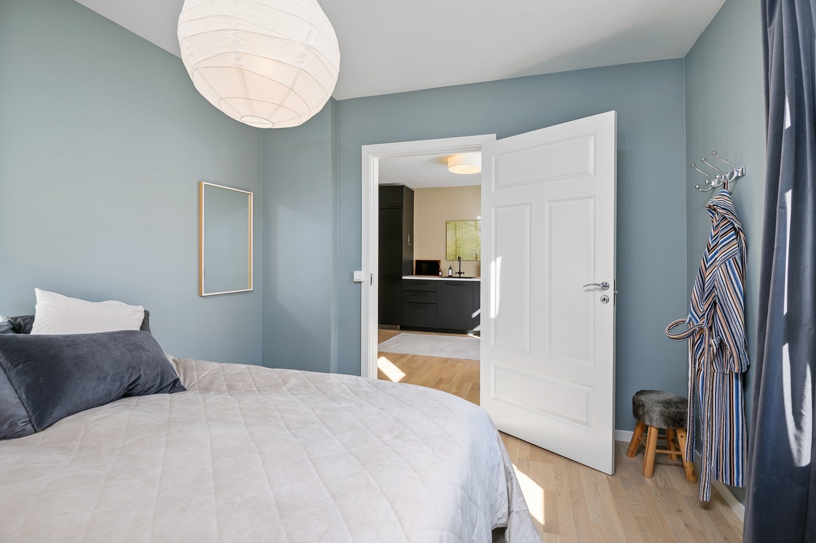 Soverommet har inngang fra kjøkkenet med vindu mot bakgården. Galleribilde