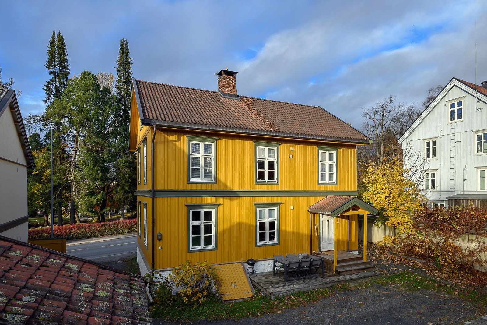 Her bor du i et sjarmerende og historisk boligområde samtidig som du har en privat og skjermet bakgård med parkering og gode solforhold på terrassen - perfekt for rolige stunder ute. Galleribilde