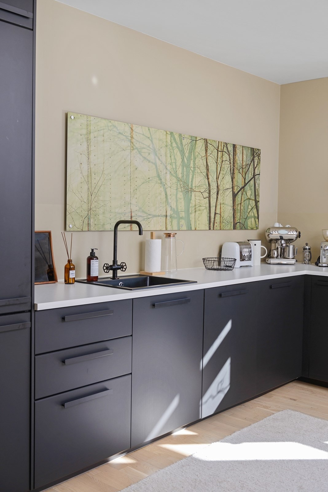 Kjøkkenet oppleves luftig og åpent, og var nytt i 2018. Galleribilde