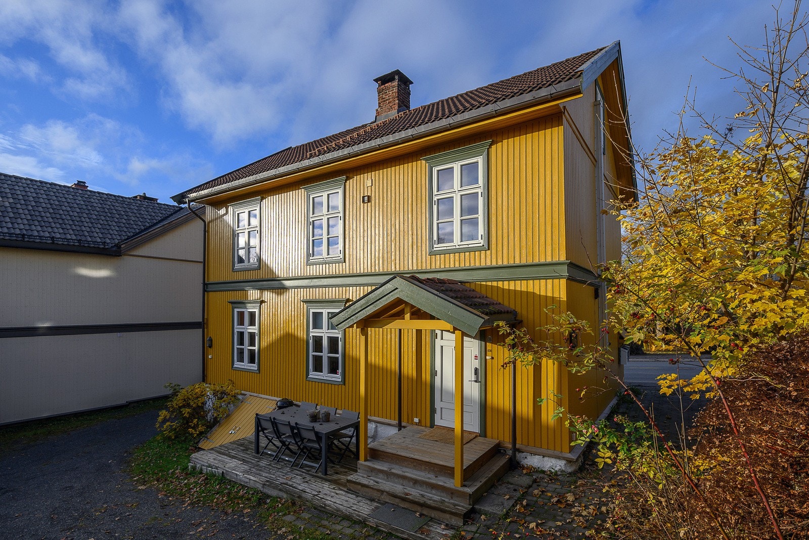 En parkeringsplass i bakgården tilhører leiligheten. Flere kommunale parkeringsplasser i nærheten etter gjeldene regler. Galleribilde