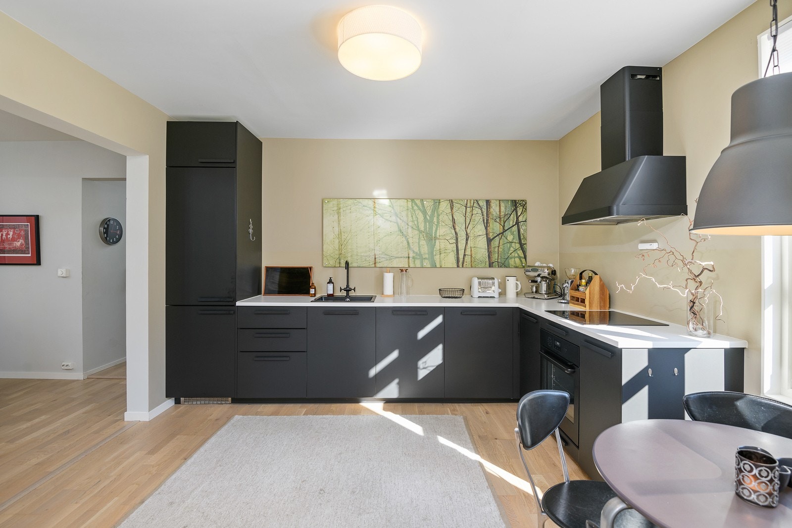 Kjøkkenet fremstår som moderne og pent, med god plass til både matlaging og hyggelige måltider. Galleribilde