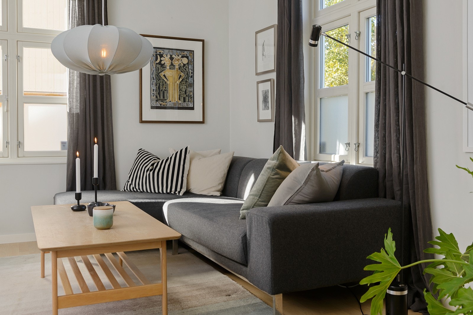 Store vinduer slipper inn rikelig med dagslys og har skjerming mot innsyn med frostet felt nederst. Galleribilde