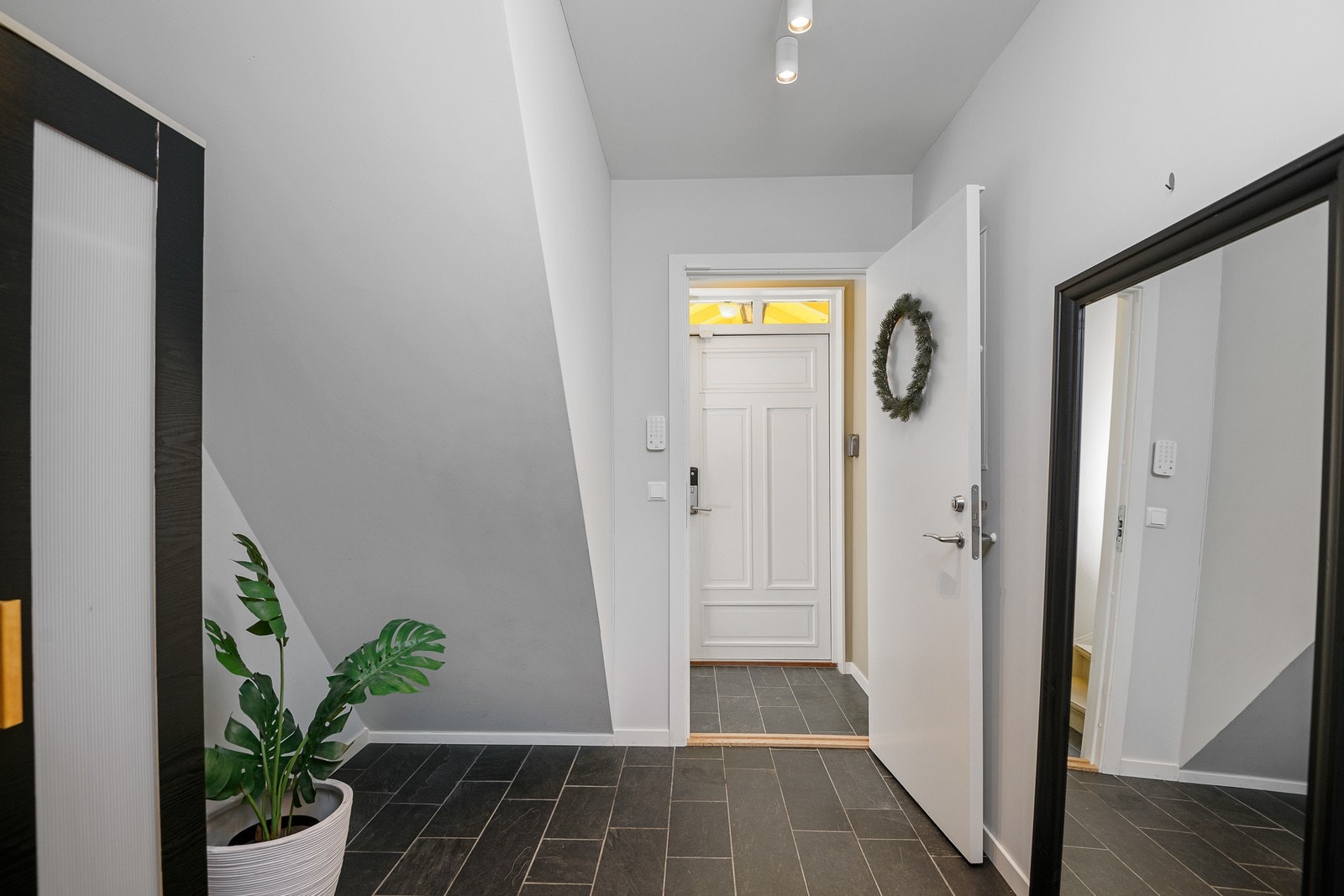 Stor, flislagt entré med plass for garderobeoppbevaring. Galleribilde