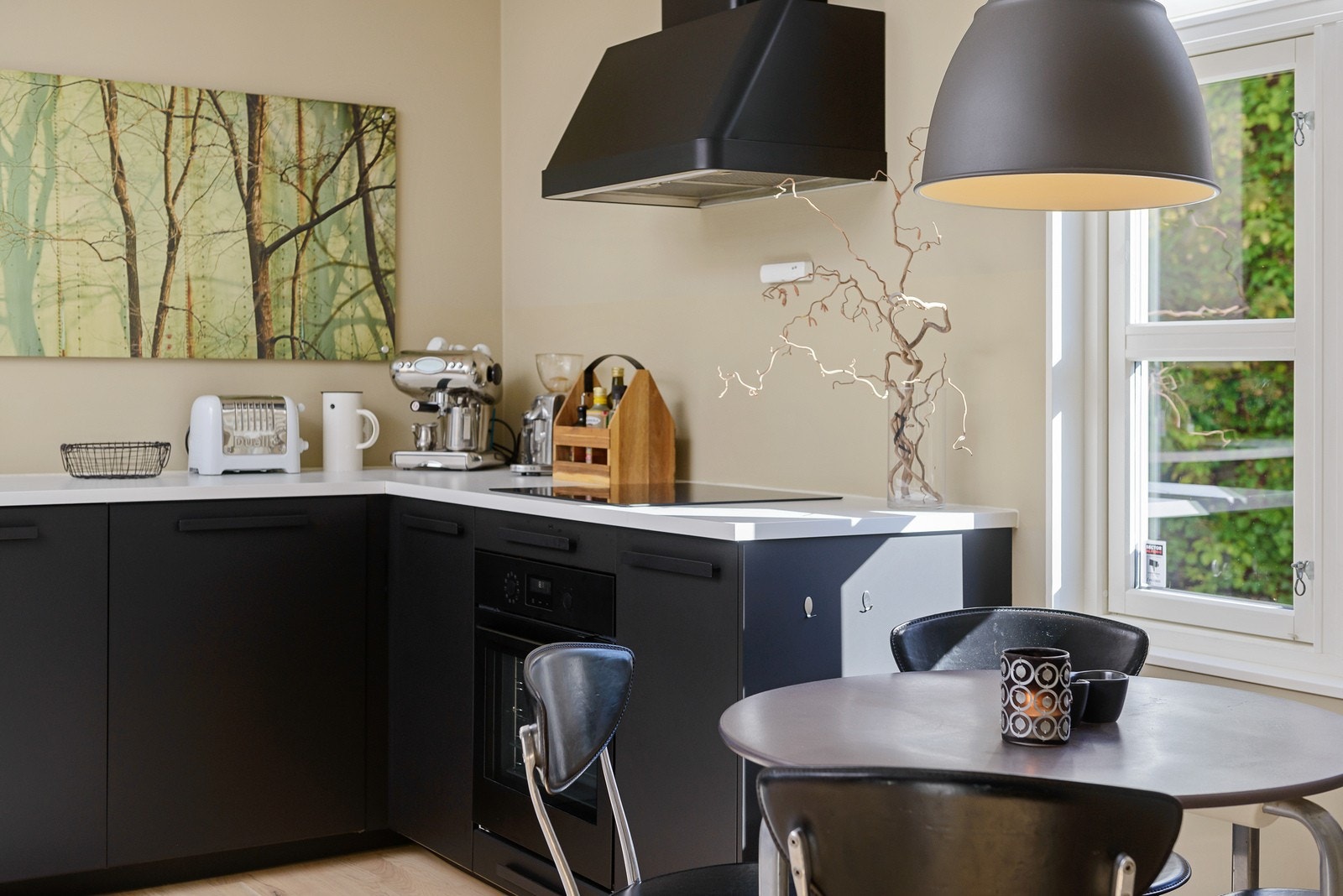 Elektrisk avtrekksvifte over platetoppen sørger for god ventilasjon og et behagelig inneklima. Galleribilde